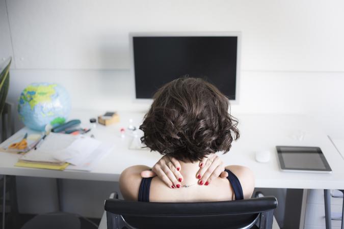 woman at desk with neck pain